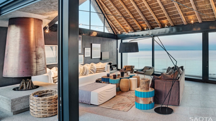 Intérieur élégant au design chic et moderne séjour vitré villa de luxe