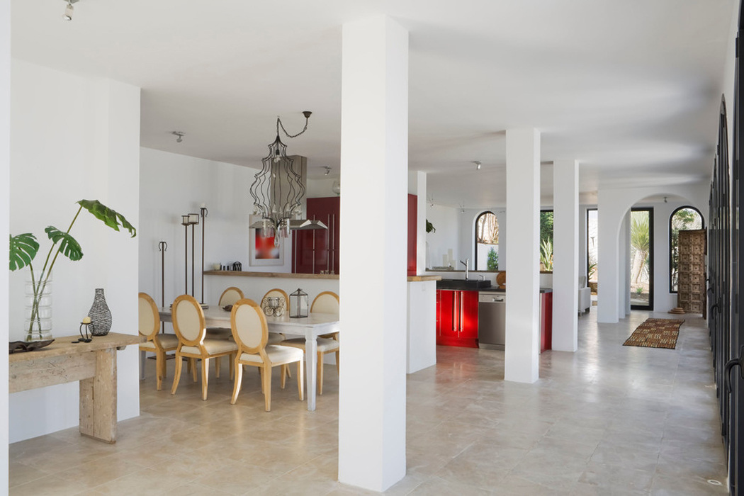 Pièce de vie principale de cette villa de luxe du côté de la salle à manger et la cuisine spacieuse pièce de vie principale de cette villa de luxe