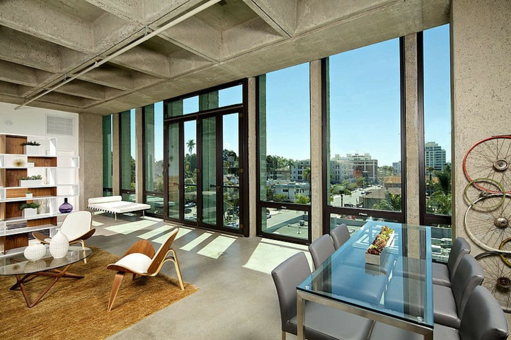 Espace salle à manger du loft industriel mur en verre pour un panorama superbe