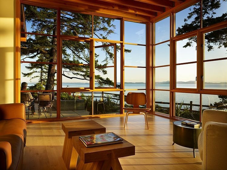 Cadres de fenêtre en bois s’inscrivent dans le style villa de vacances, maison en bois belle demeure lac