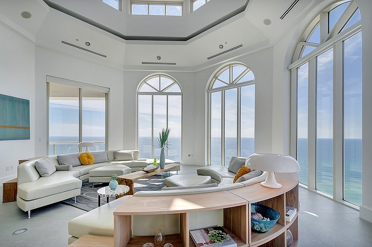 Vue panoramique depuis le séjour de l’appartement de vacances propriété de luxe exotique