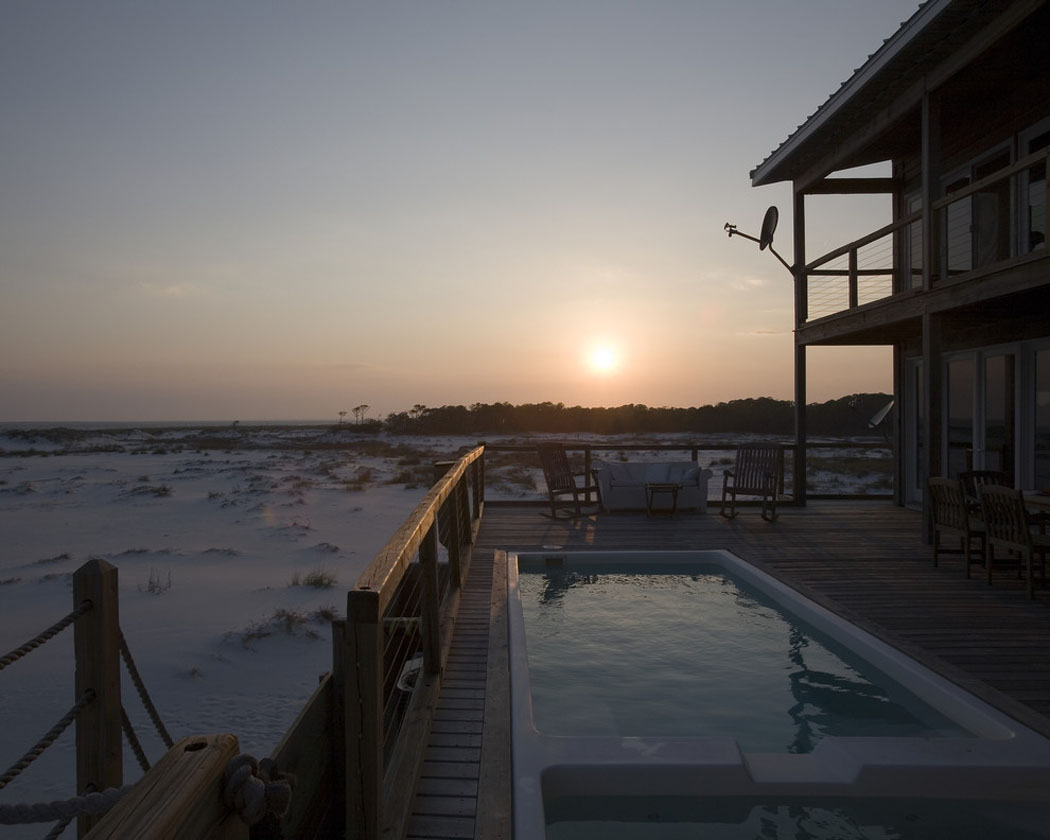 Parfait endroit pour apprécier les couchers et levers de soleil romantiques au-dessus de l’eau terrasse maison en kit sur pilotis plage