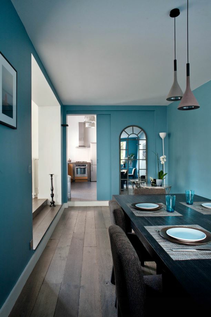 Ancienne maison rénovée à l’intérieur créatif en bleu pétrole salle à manger ancienne maison rénovée