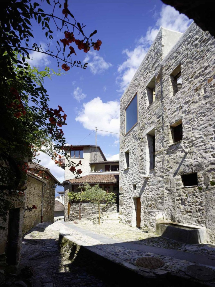 La façade de cette maison ancienne en pierre ancienne demeure à caractère