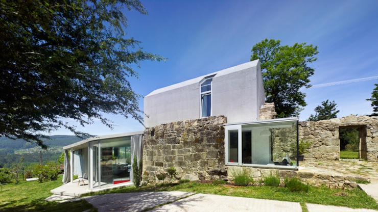Maison à rénover avec les murs antérieurement bâtis travaux maison rénovée ancienne moderne