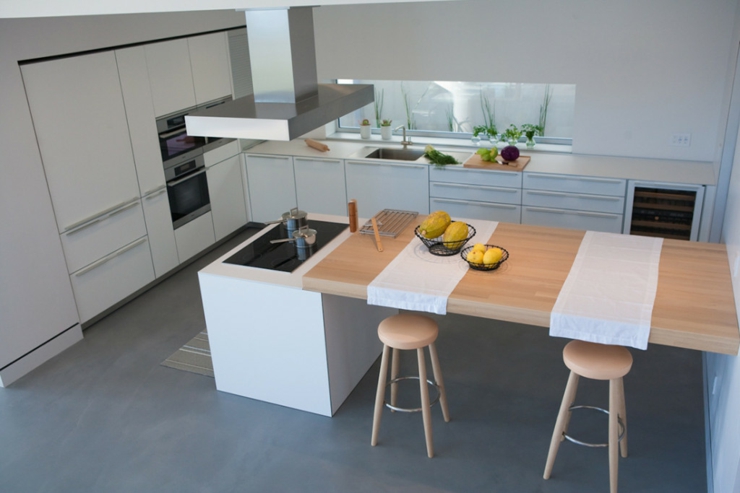 La cuisine vue depuis l’escalier intérieur cuisine aménagée intégralement et moderne