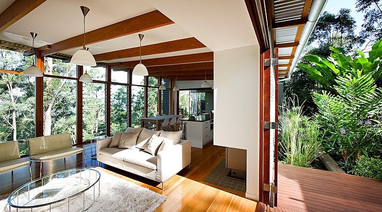 De grandes ouvertures permettent de s’unir à la verdure intérieur lumineux luxueuse maison moderne verte