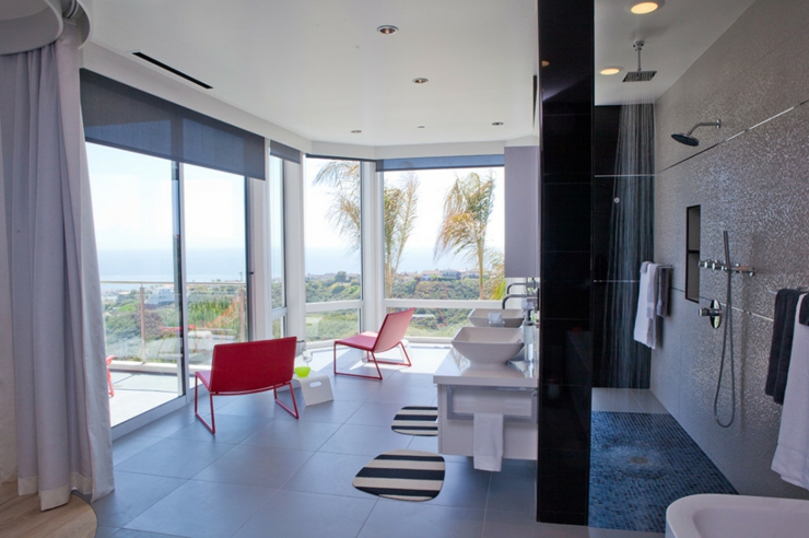 Magnifique salle de bain à la douche italienne et à la baignoire maison d'architecte splendide californie orange county