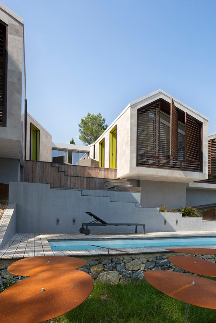 La maison originale vue depuis le jardin une partie maison originale d'architecte