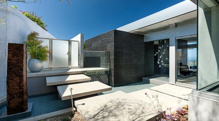 La petite cour intérieure de cette modern maison avec vue sur la plage espaces extérieurs maison avec vue sur la plage