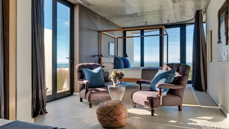 Chambre à coucher de la maison secondaire avec vue sur mer intérieur luxe villa de plage