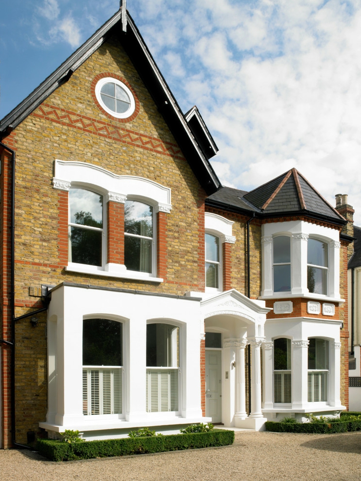 La façade de cette maison familiale londonienne vue depuis la rue belle demeure familiale anglaise