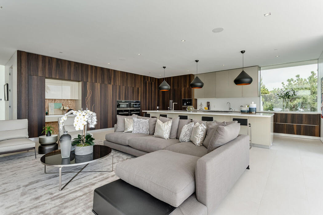Le séjour de cette maison neuve, meublé de manière minimaliste et stylé mais dans toute sobriété mobilier aménagement canapé d'angle luxe séjour belle maison