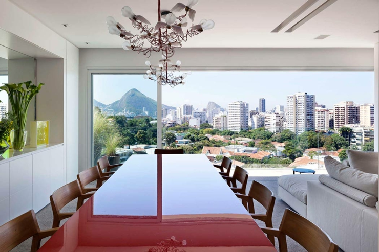 salle à manger à vue époustouflante 