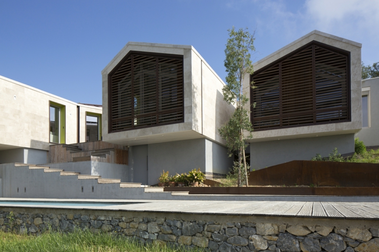 Deux des trois bloques composant la demeure belle et originale maison d'architecte