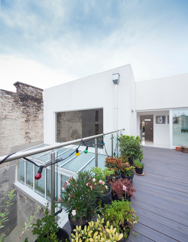 La terrasse au dernier étage de cette maison au design contemporain outdoor aménagement maison futuriste