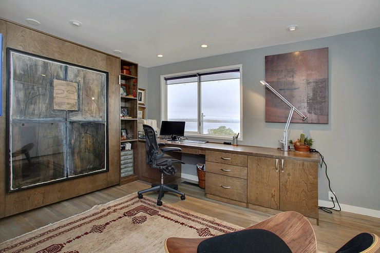 Côté bureau avec vue sur l’eau bureau chaleureux en bois massif décoration éclectique