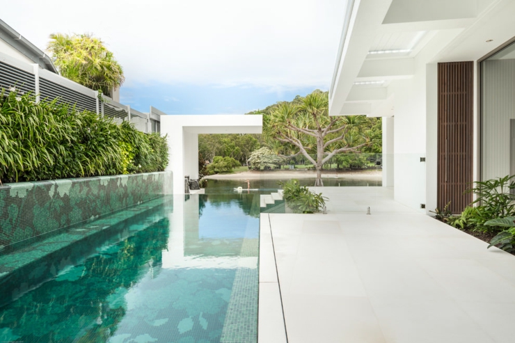 Maison d’architecte à la piscine et vue superbes résidence de haut standing luxe moderne