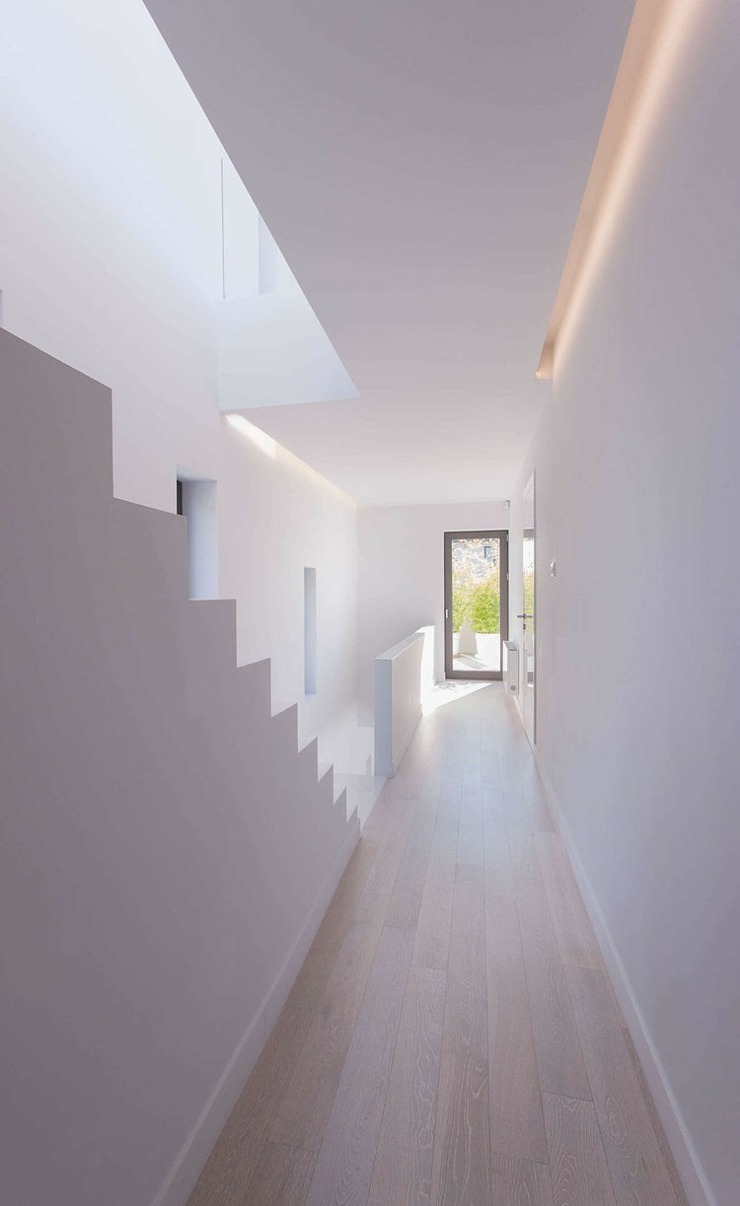 Intérieur tout en blanc de cette maison contemporaine intérieur design minimaliste en blanc