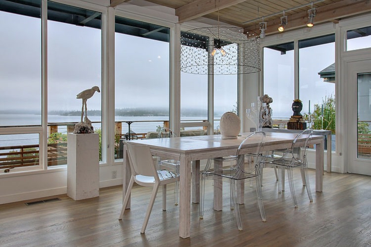 Vue sympa sur la rivière à partir de l’étage mobilier moderne design belle demeure résidentielle