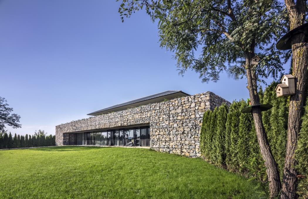 La façade arrière de cette maison d’architecte originale avec vue panoramique maison contemporaine originale rustique