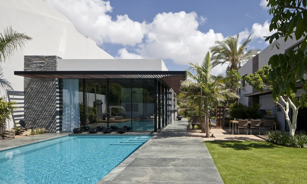 Vue d’ensemble de cette résidence d’architecte située en pleine ville pavillon de ville avec piscine luxe