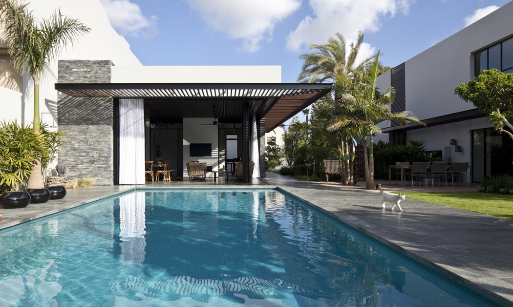 Piscine invitant à se baigner pour une maison de ville luxueuse jardin et piscine maison de ville moderne