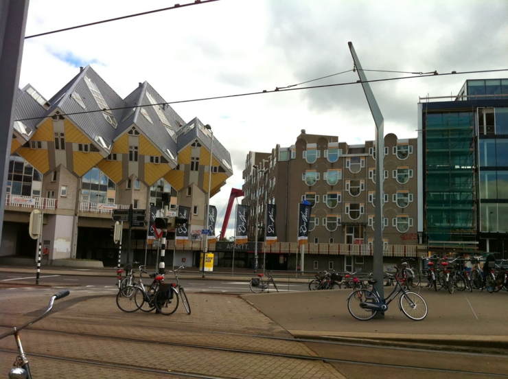 Tout le complexe se remarque de loin à Rotterdam quartier maison d'architecte cube house rotterdam
