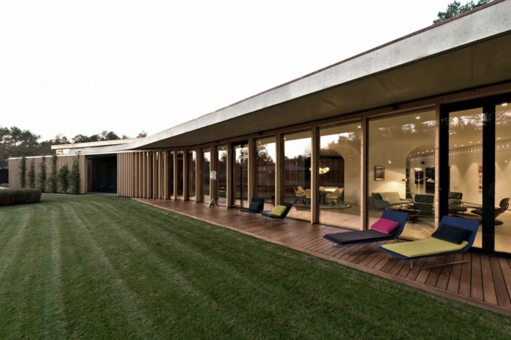 Terrasse en bois massif couverte qui donne sur l’ouest terrasse maison plain-pied architecture contemporaine
