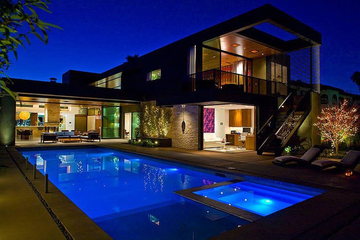 Cour arrière avec la terrasse et piscine de la maison d’architecte piscine de nuit maison avec piscine moderne