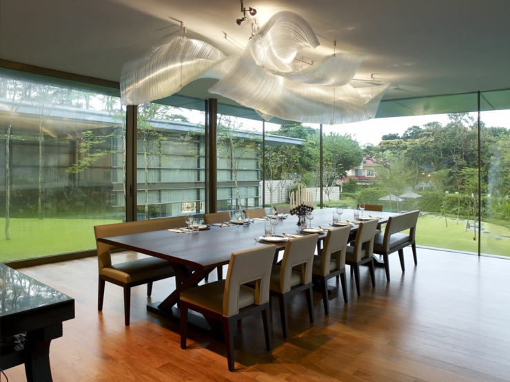 Salle à manger avec vue panoramique sur le parc résidence de très haut standing de millionnaire
