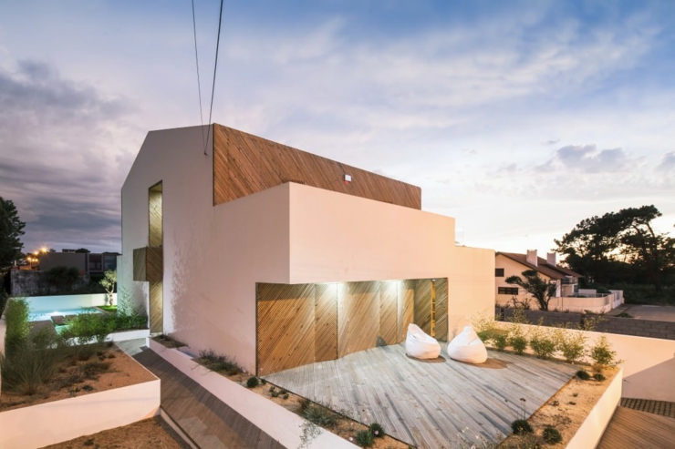Terrasse de l’autre côté de cette belle maison avec vue sur la rue design moderne en bois maison moderne