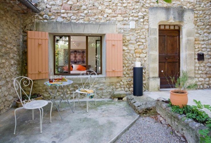 maison en pierre midi
