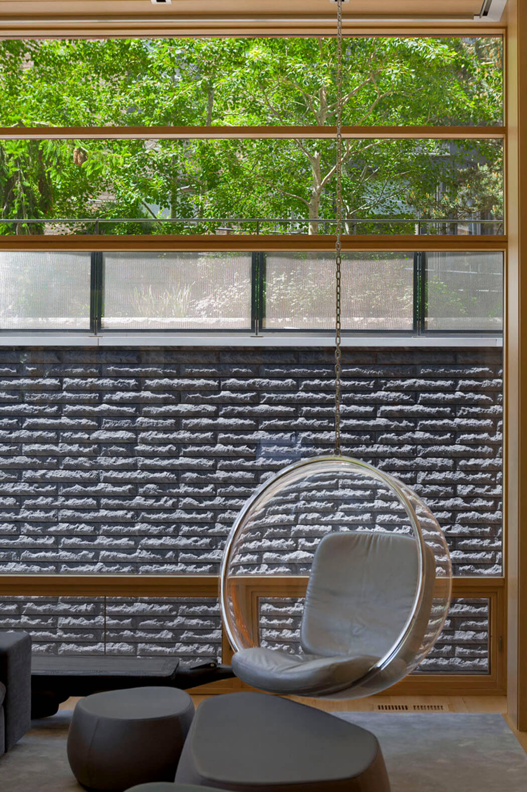 Fauteuil balançoire dans cette maison en bois écolo fauteuil balançoire terrasse déco