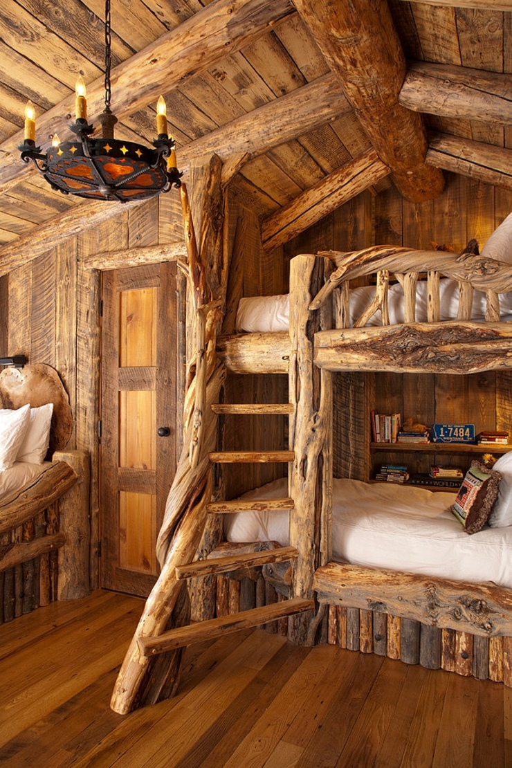 Lits superposés dans une chambre d’enfants en bois brut chambre lits superposés bois rustique