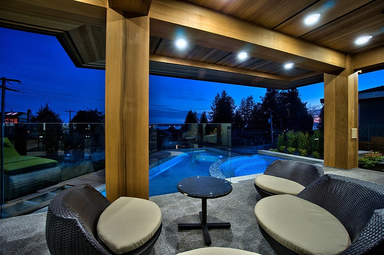 Maison de charme avec la vue vers la piscine située derrière piscine extérieur maison de charme à vancouver