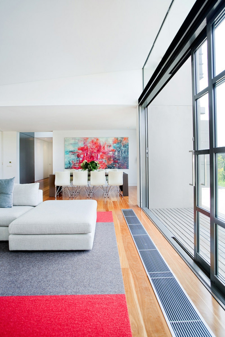 Vue en profondeur de la pièce de vie principale maison de charme citadine design coloré