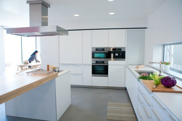 Maison d’architecte à la cuisine contemporaine en blanc placards de cuisine moderne et design