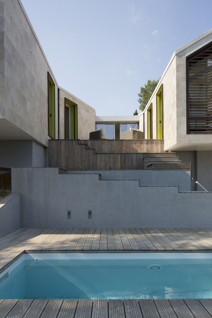 Jolie piscine et terrasse en lames de bois piscine et terrasse en bois