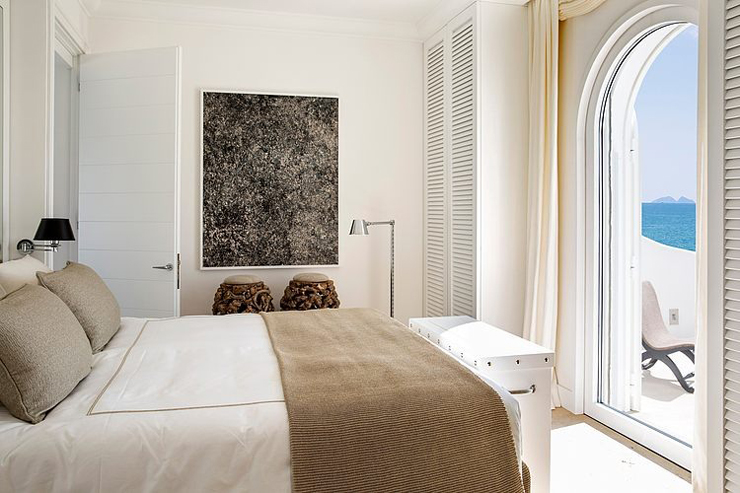 Chambre au placard intégré et au balcon donnant sur la mer chambre avec vue sur la mer de la villa de vacances