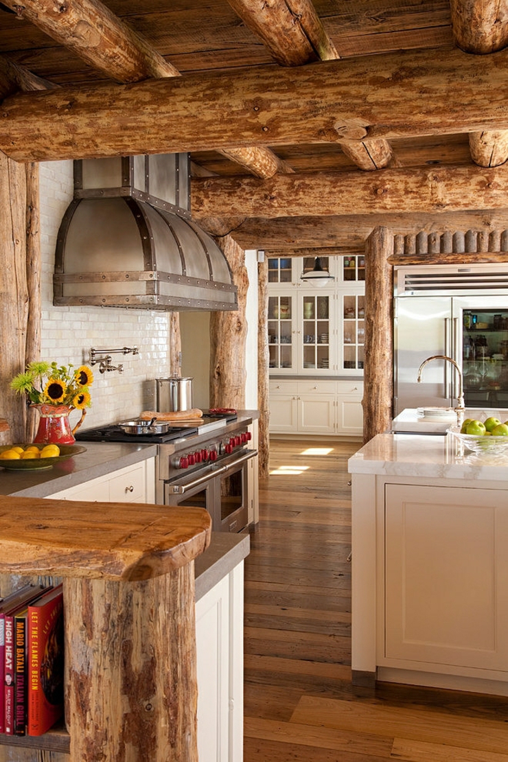 Cuisine aux poutres apparentes laissées en état très brut maison de charme à l'intérieur rustique
