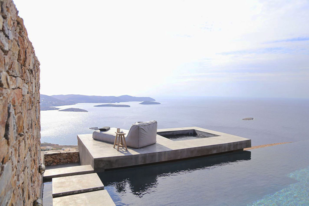 Design minimaliste des espaces extérieurs dévoilant un panorama marin époustouflant outdoor contemporaine piscine à débordement vue