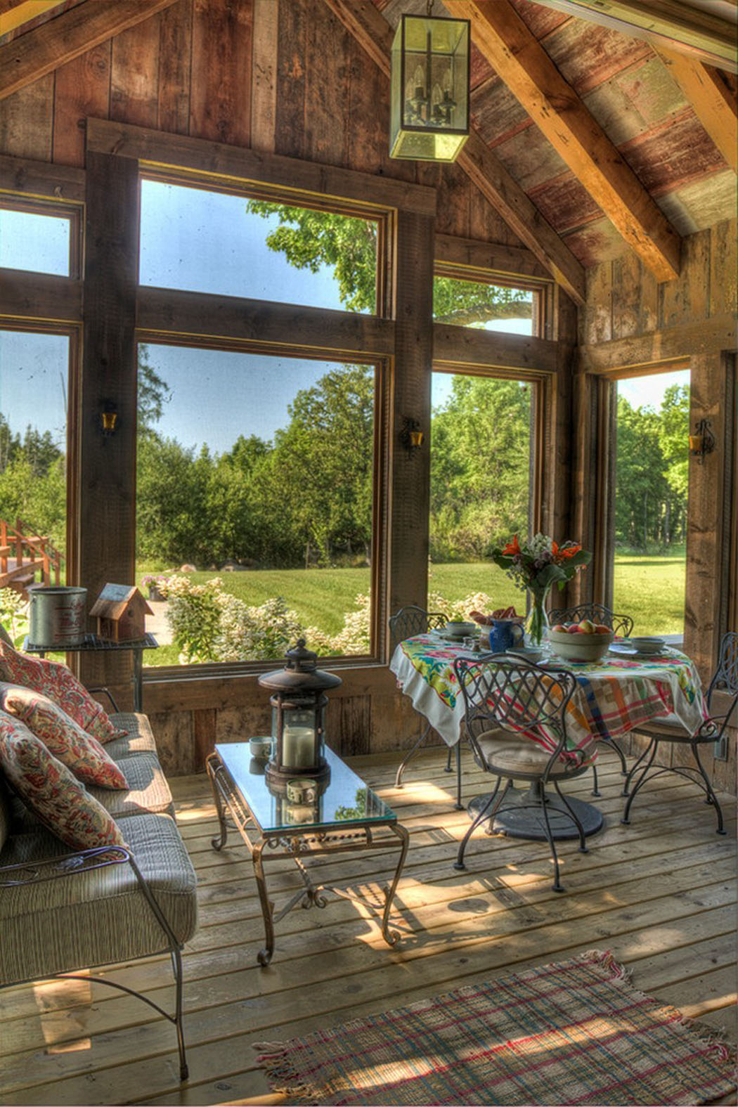 La véranda avec vue imprenable offre un espace accueillant et peut remplacer le salon extension maison rustique de vacances campagne lac