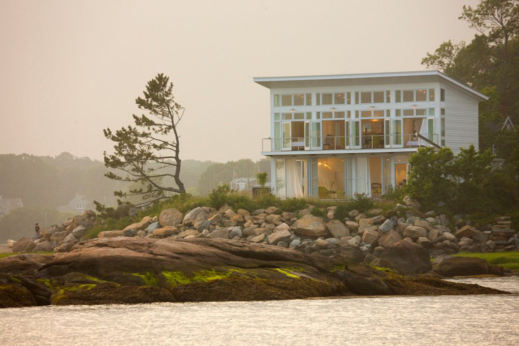 Un pavillon de vacances familiales situé sur la côte à Connecticut La résidence de vacances vue depuis l'eau