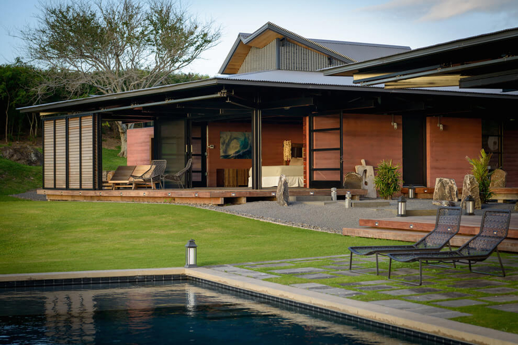 Autour de la piscine sur des chaises longues design face à une vue superbe La suite parentale vue depuis le jardin