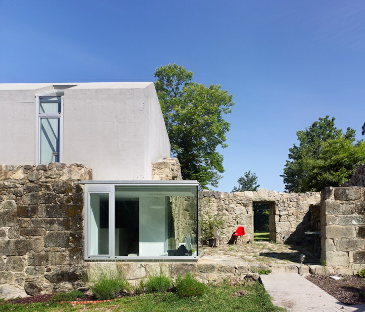 Vestiges de l’ancienne maison à rénover font partie de la nouvelle maison d'architecte originale rénovée