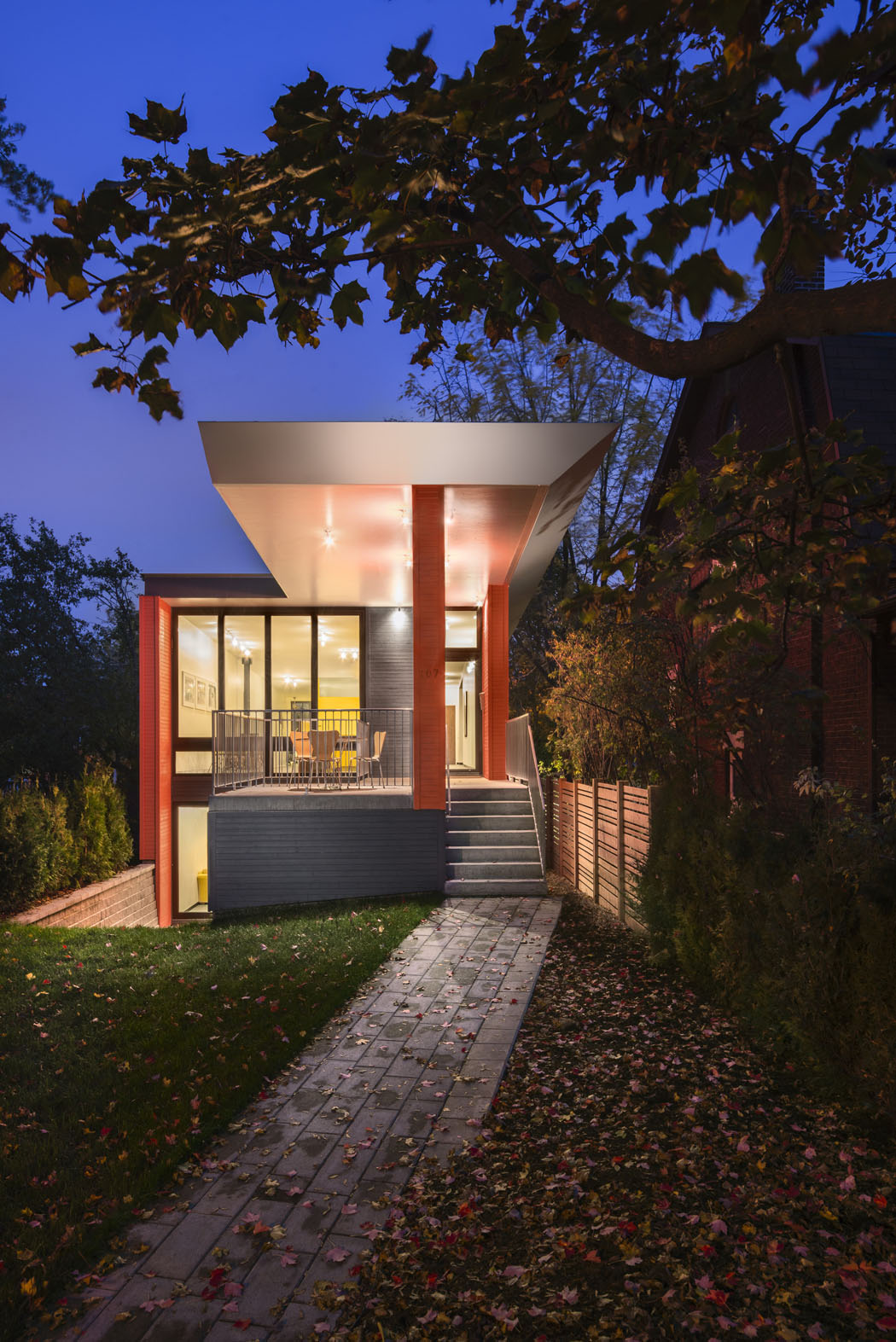 Un concept de maison individuelle bâtie toute en longueur sur un terrain atypique vue depuis la rue maison originale atypique d'architecte