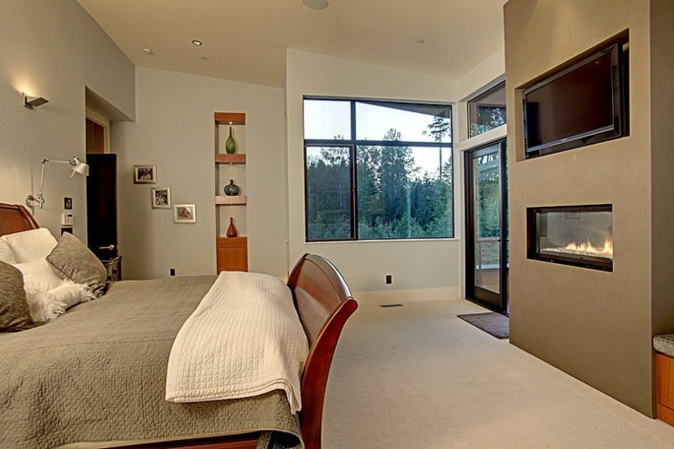 Chambre d’amis à la cheminée et télé intégrées chambre d'amis design déco élégante