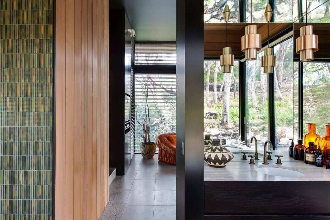 Une décoration design contemporain où les contrastes sont multiples, créés par la juxtaposition des matériaux & couleurs pièce principale maison de ville familiale rénovée