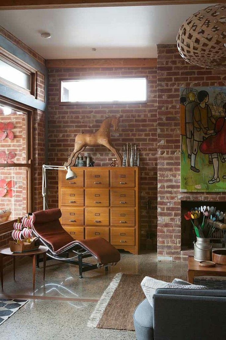 Murs de briques orange et fauteuil moderne intérieur rustique maison de ville